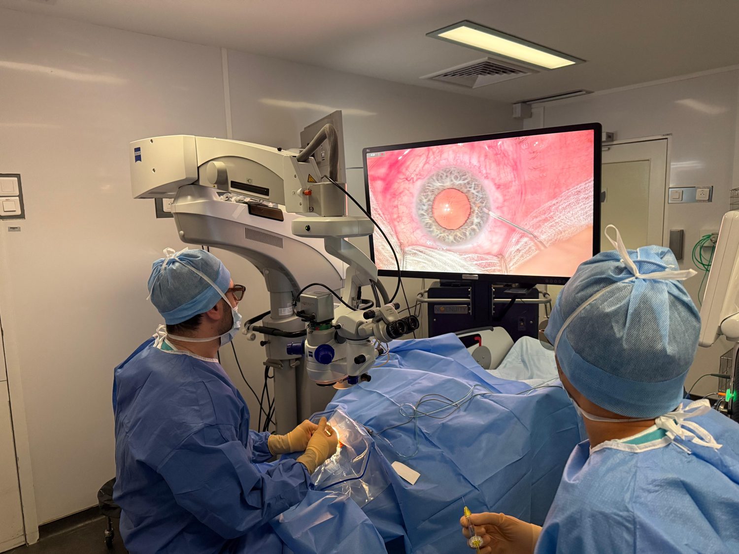 Le Dr Mamoun Berrada réalisant une chirurgie de la cataracte au microscope opératoire